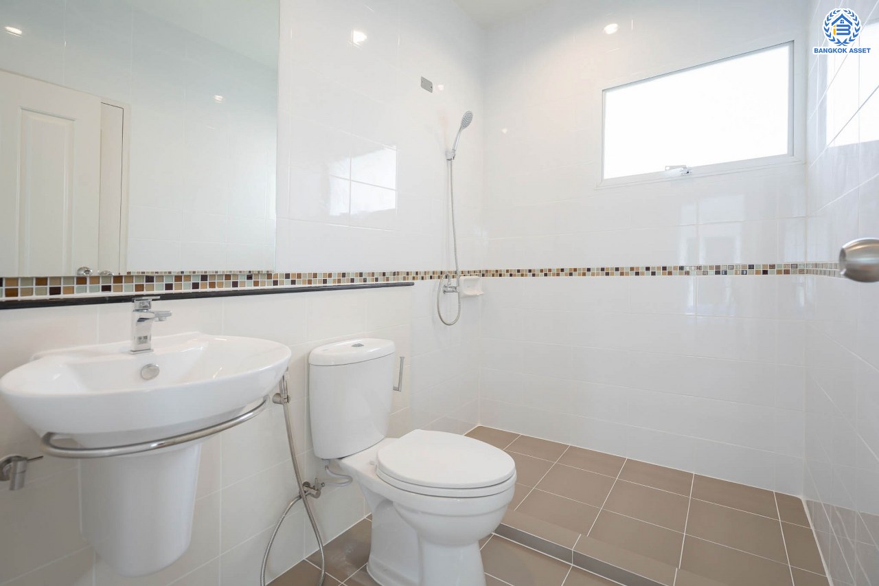 บ้านมือสองตกแต่งใหม่ ม.เดอะวิลล่า ราชพฤกษ์-ท่าอิฐ แบรนด์ Property Perfect เดินทางสะดวก เนื้อที่ 35.8 ตร.ว. ฟังก์ชัน 3 ห้องนอน 2 ห้องน้ำ จอดรถได้ 2 คัน บนทำเลเชื่อมต่อทั้ง ถ.รัตนาธิเบศร์ และถ.ราชพฤกษ์ และเพียง 10 นาทีถึงรถไฟฟ้า "สถานีบางรักน้อยท่าอิฐ"